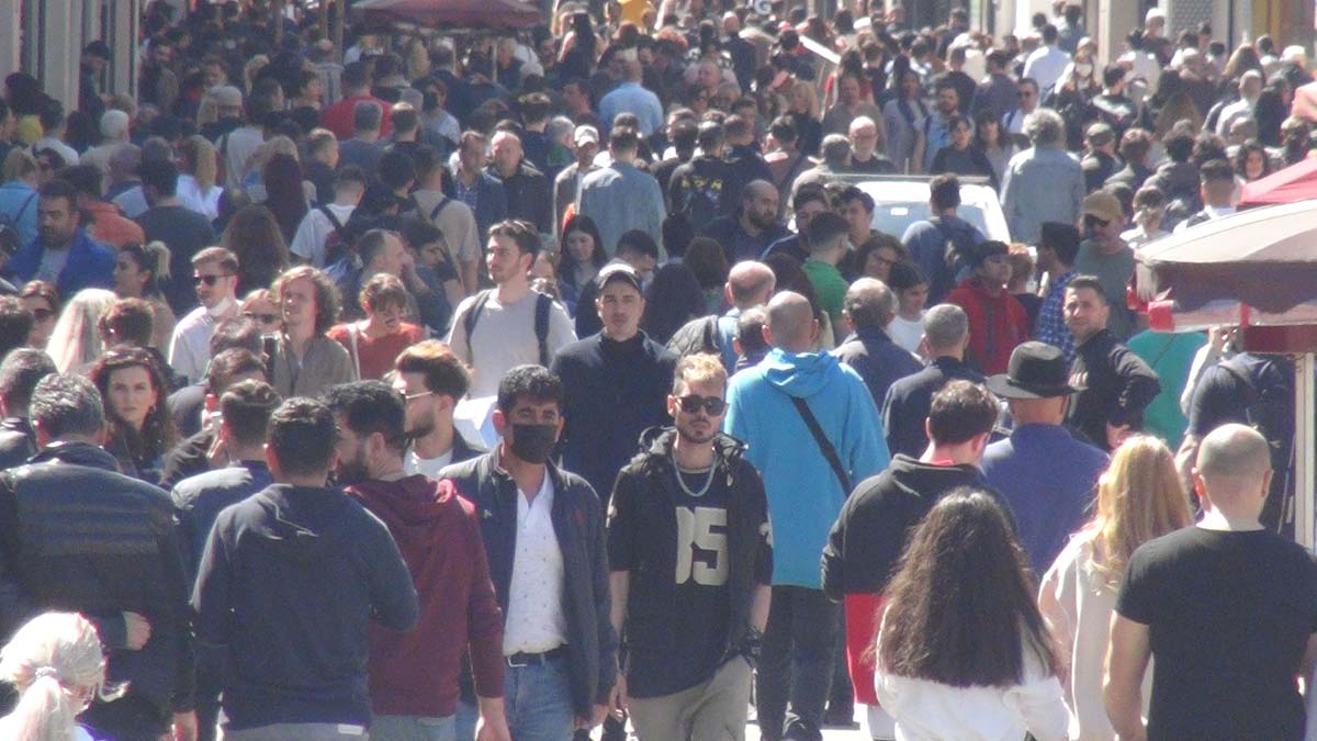 İstiklal Caddesi'nde 'maskesiz' normalleşme