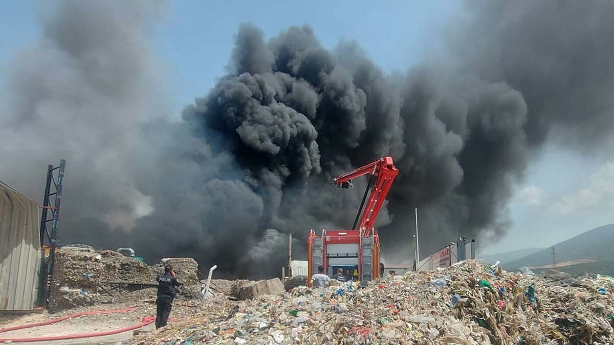 İzmir'de geri dönüşüm fabrikasında yangın