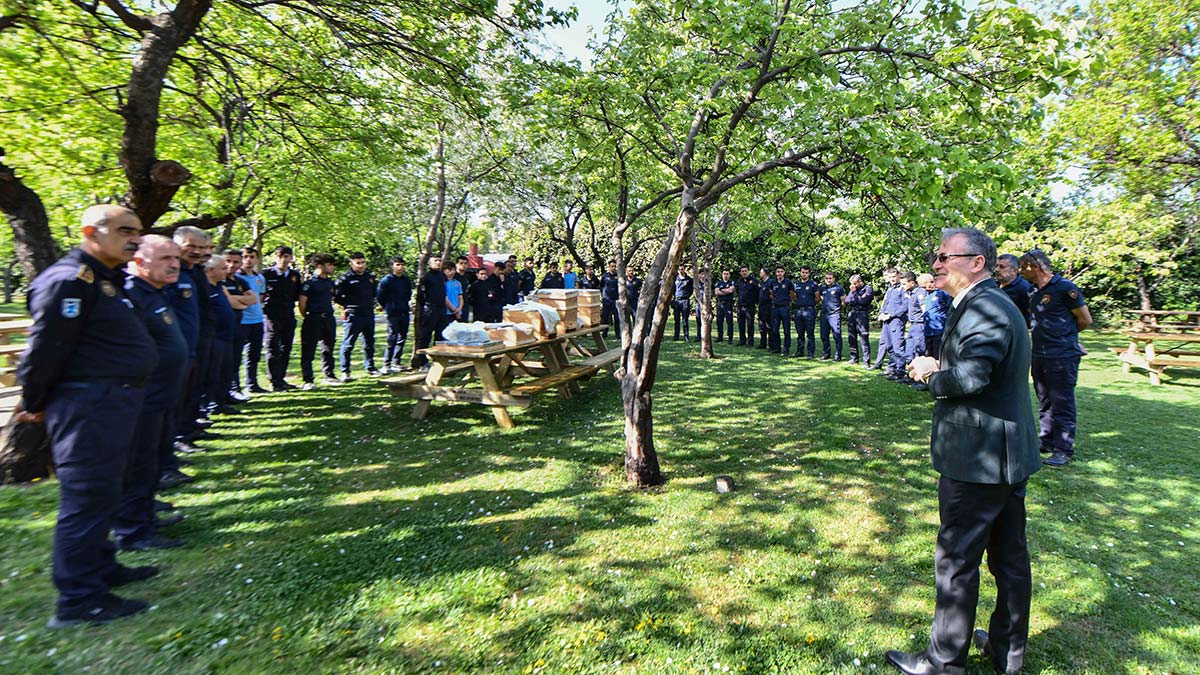 Ankara İtfaiyesi, ilkbahar aylarında bahçelere, ağaçlara ve çatılara yuva yapan oğul veren arı kolonisinin güvenli bir şekilde kovanlara aktarılmasını sağlamak amacıyla "Arı Timi" kurdu.