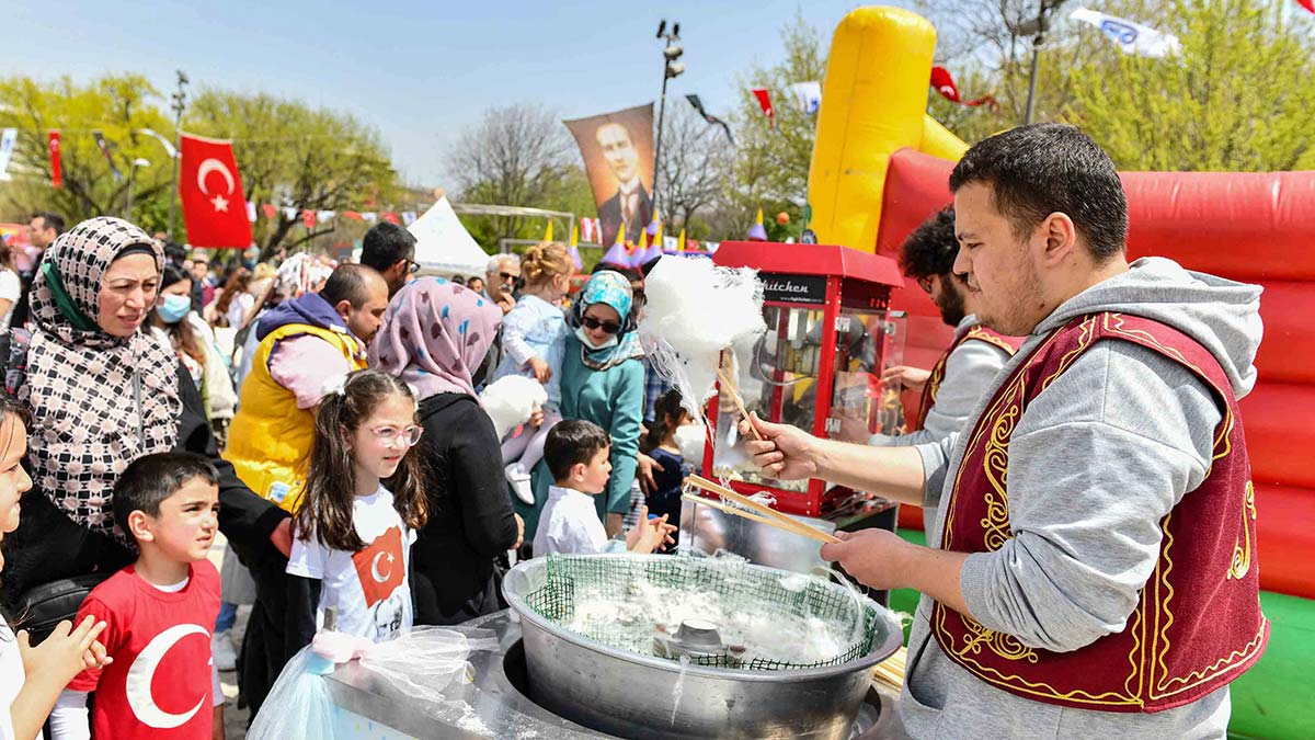 Ankara Büyükşehir Belediyesi, 23 Nisan Ulusal Egemenlik ve Çocuk Bayramı’nda birbirinden renkli kutlamalara ev sahipliği yaptı. Başkent 23 Nisan'ı dolu dolu kutladı.