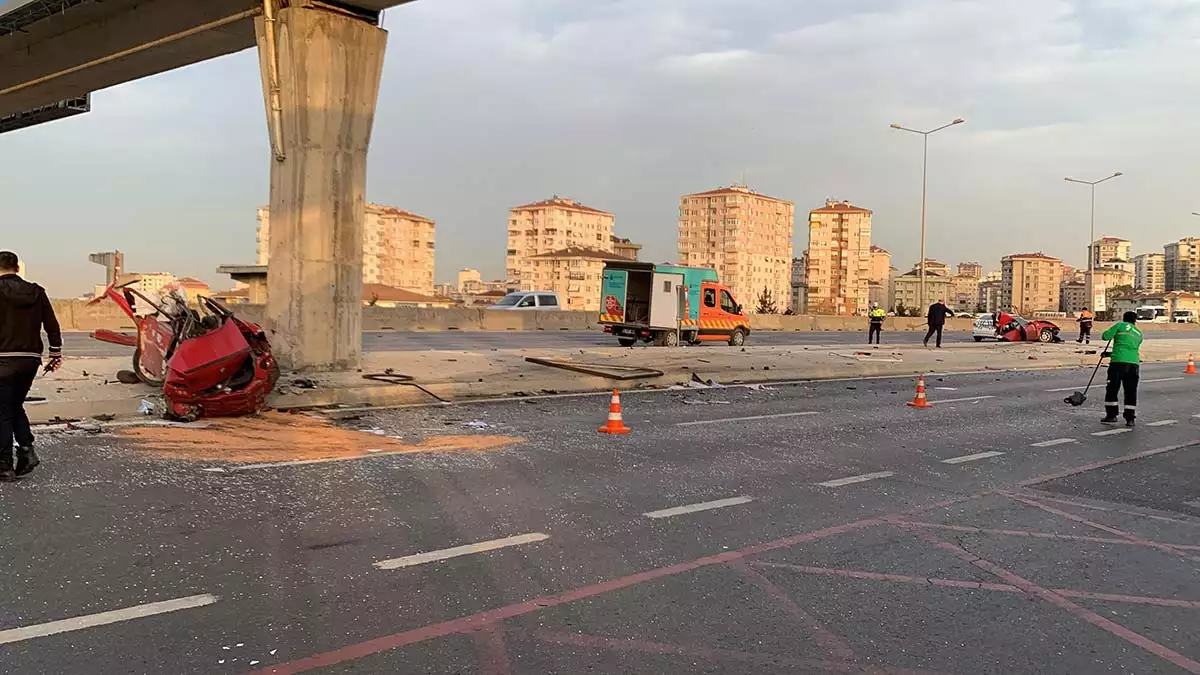 Kadikoyde feci kaza otomobil ikiye bolundu 1 - yaşam - haberton