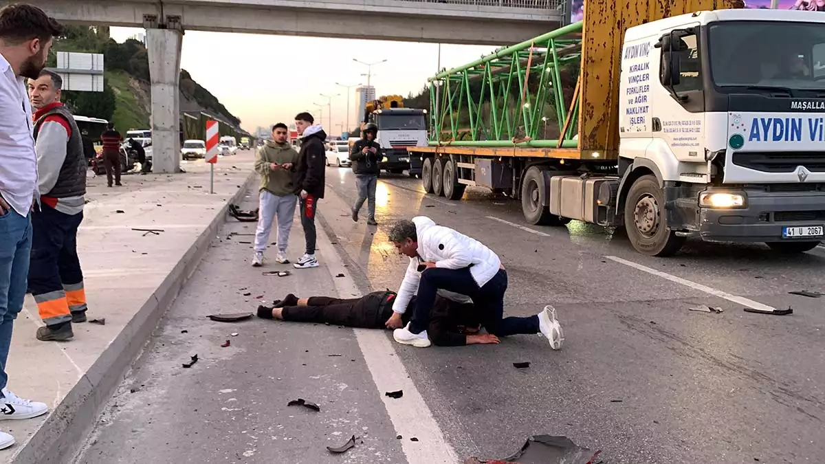 Kadikoyde feci kaza otomobil ikiye bolundu 2 - yaşam - haberton