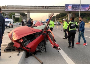 Kadıköy’de feci kaza; otomobil ikiye bölündü