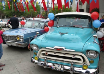 Kadıköy'de klasik otomobillerle 23 Nisan konvoyu