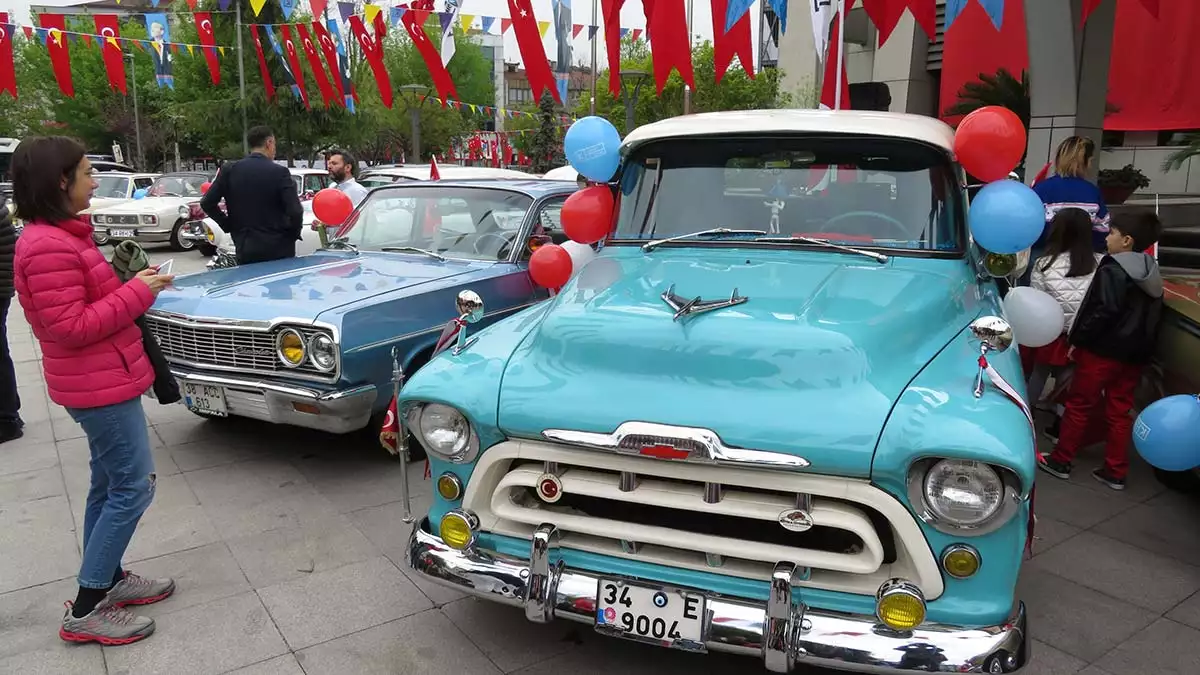 Kadıköy'de klasik otomobillerle 23 nisan konvoyu