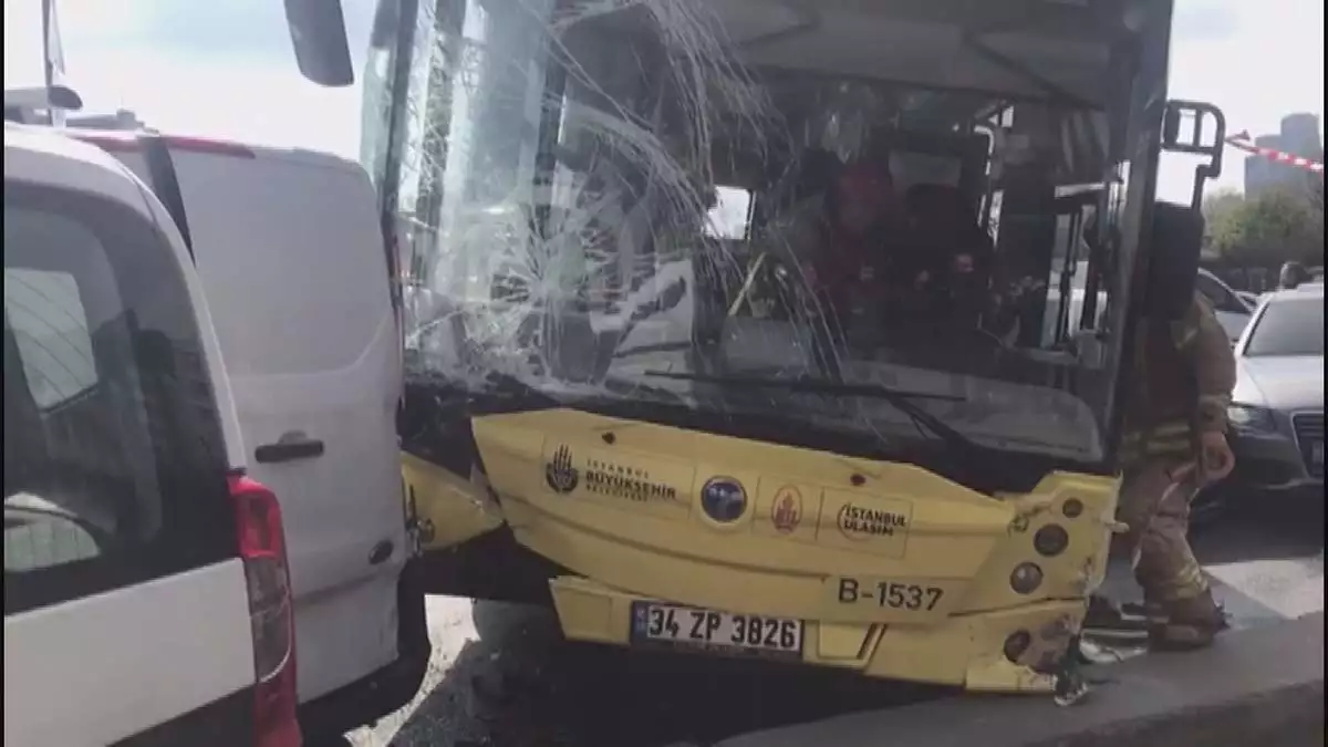 Kağıthane'de i̇ett otobüsü 6 araca çarptı