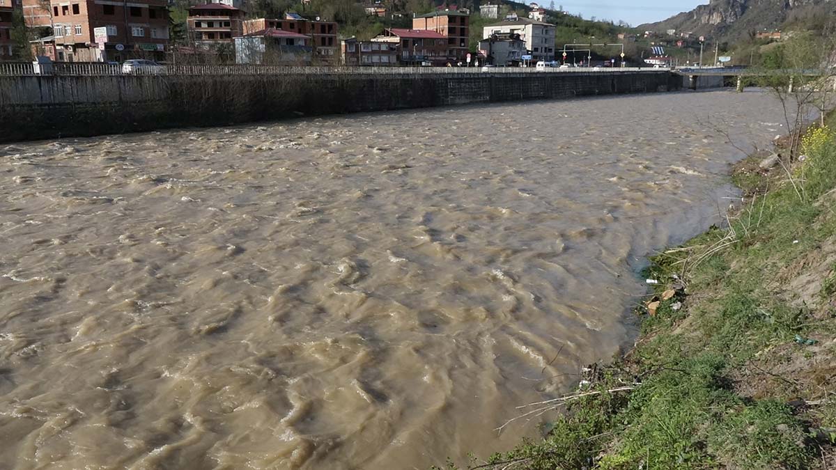 Kar erimesi derelerde taşkın riskini artırdı