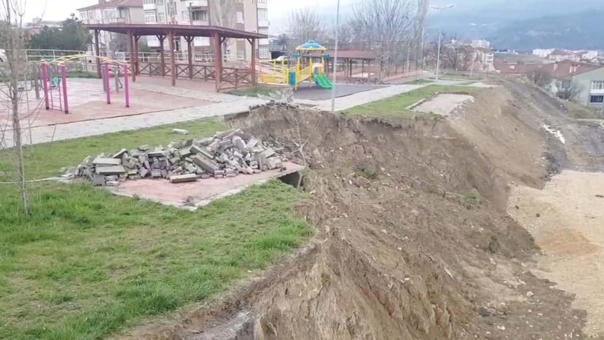 Karabük'te çocuk parkında heyelan