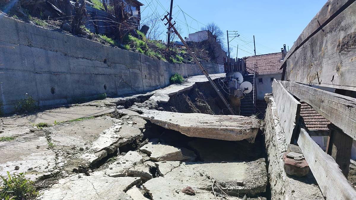 Karabük'te heyelan; yol çöktü