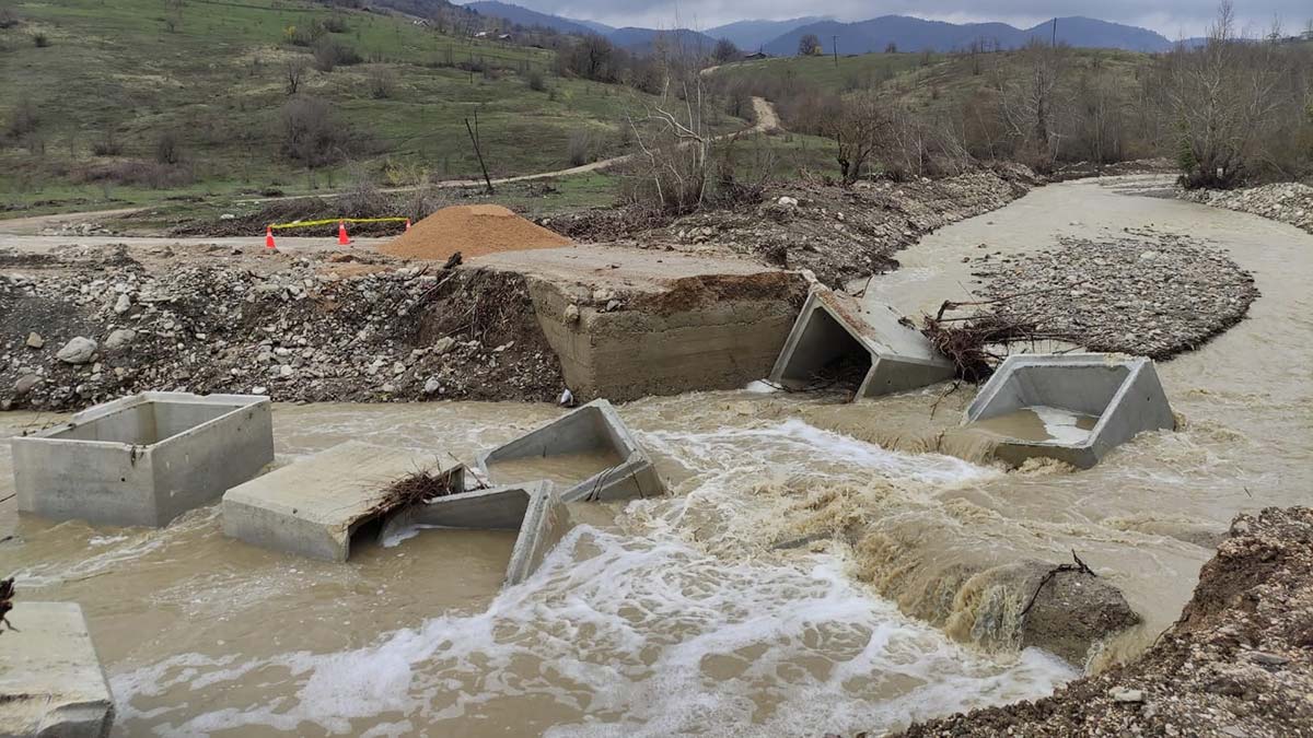 Karabük'te sağnak; tarım alanlarını su bastı