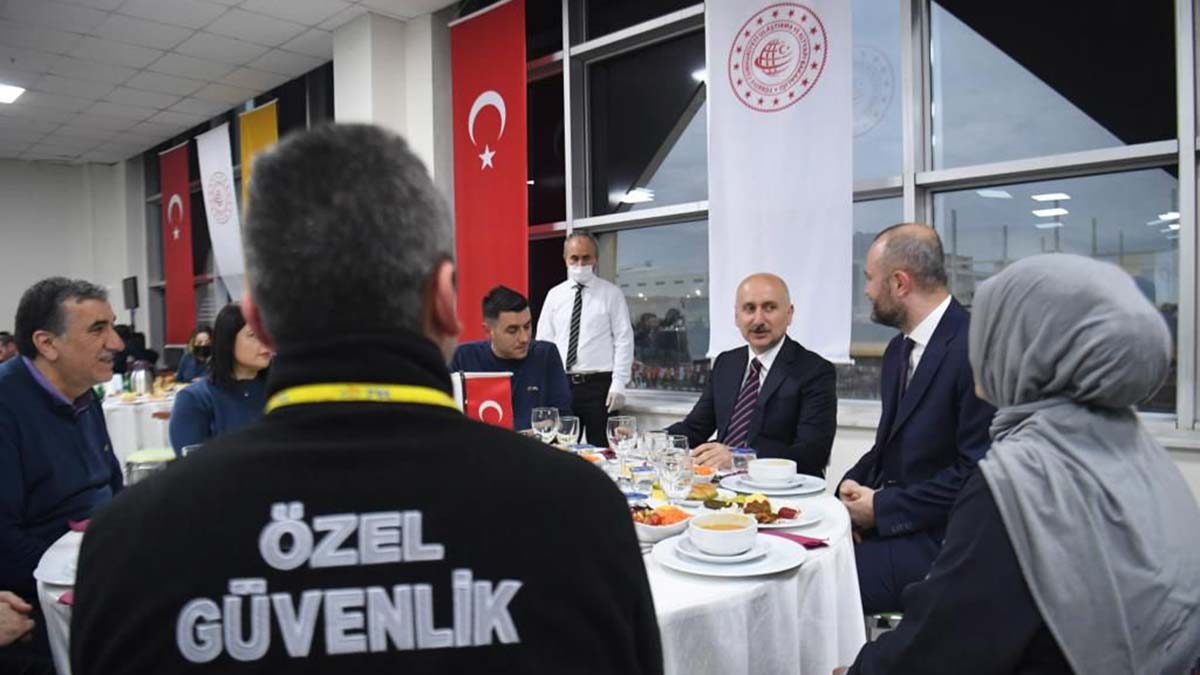 Karaismailoğlu PTT çalışanlarıyla iftar yaptı