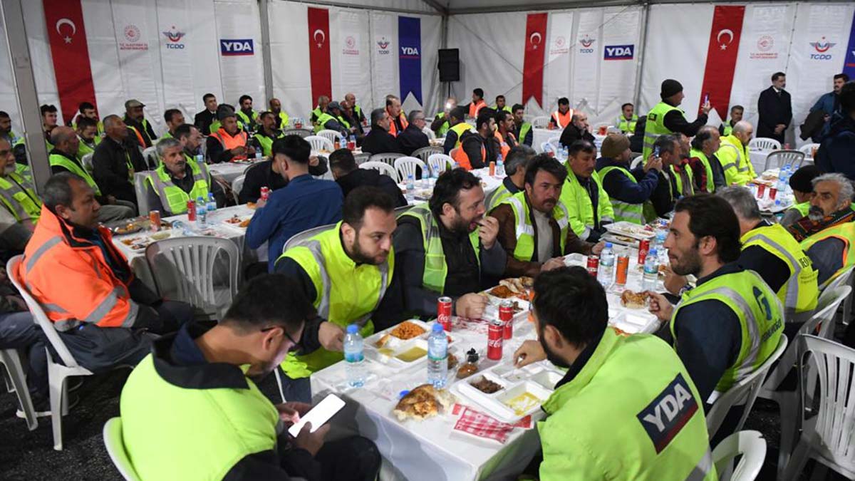 Karaismailoğlu YHT tüneli işçileriyle iftar yaptı