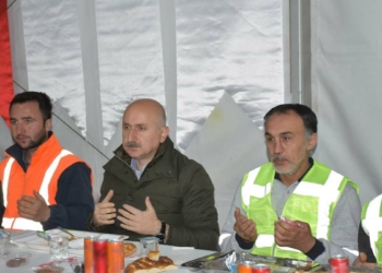 Karaismailoğlu YHT tüneli işçileriyle iftar yaptı