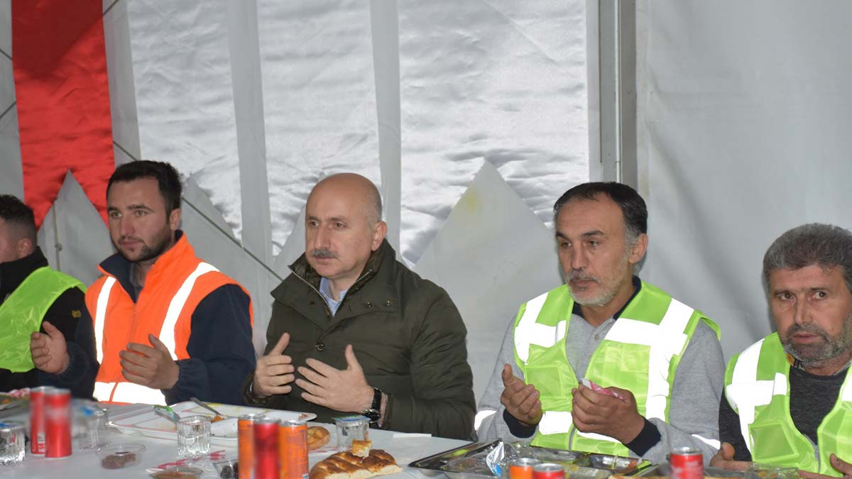 Karaismailoğlu YHT tüneli işçileriyle iftar yaptı