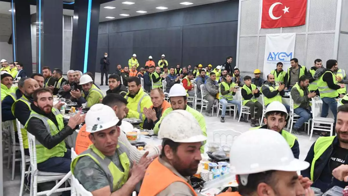 Karaismailoglu demir yolu iscileriyle iftar yapti 1 - yerel haberler - haberton