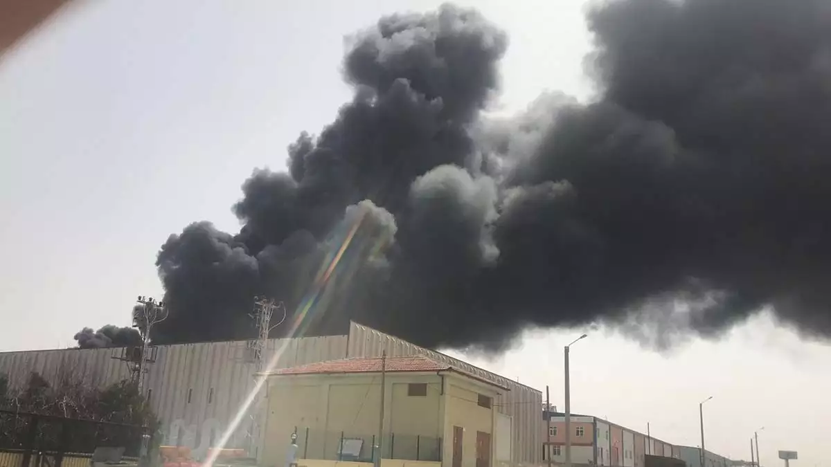 Karaman'da plastik fabrikasında yangın