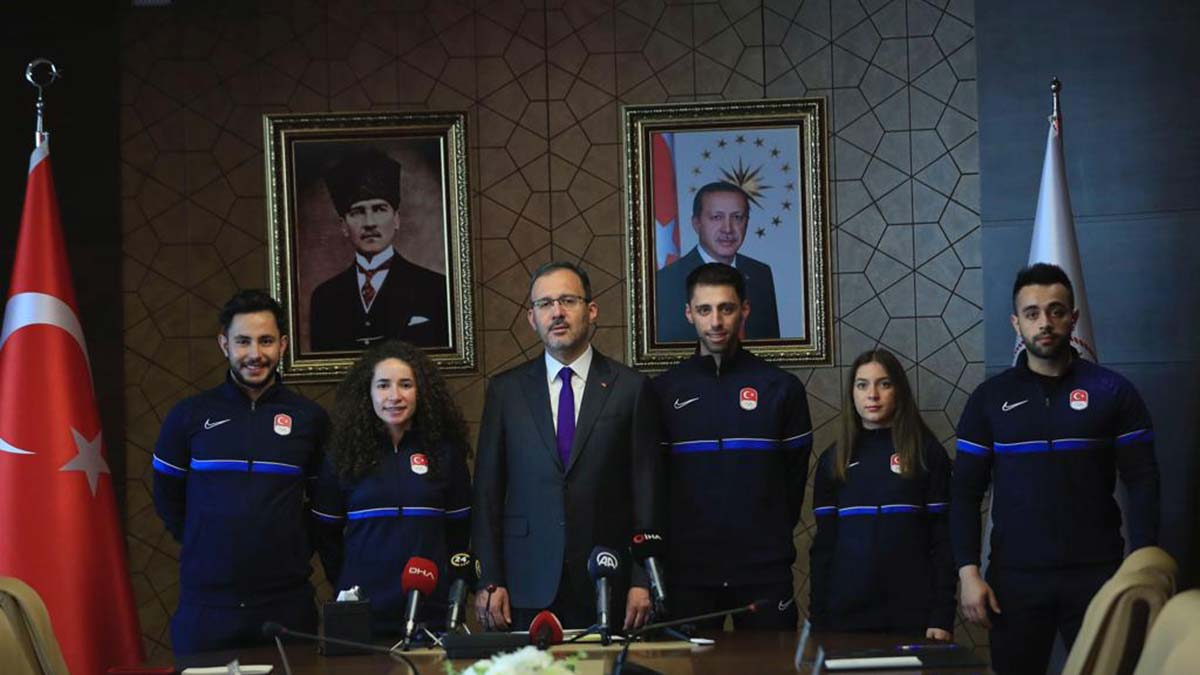 Kasapoğlu, milli kayakçılarla bir araya geldi