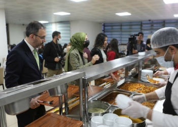 Kasapoğlu yurtta öğrencilerle iftar açtı