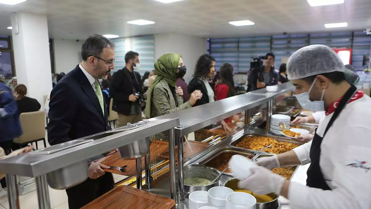 Kasapoğlu yurtta öğrencilerle iftar açtı