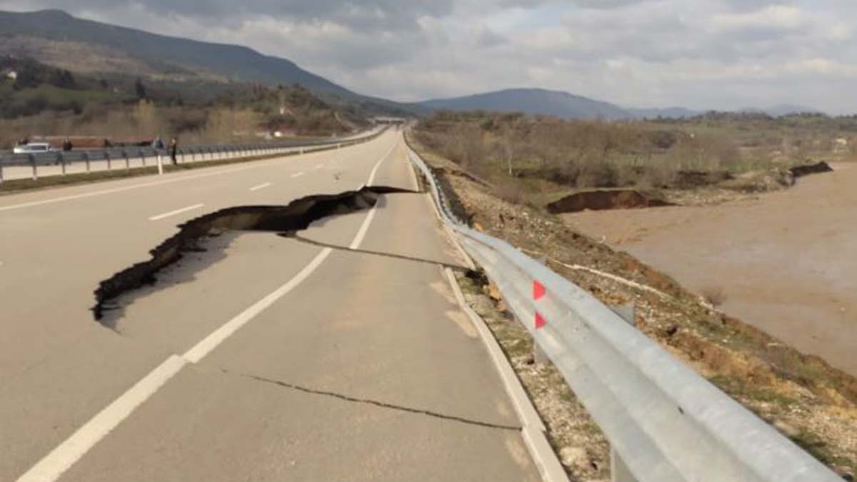 Kastamonu-Karabük yolu çöktü