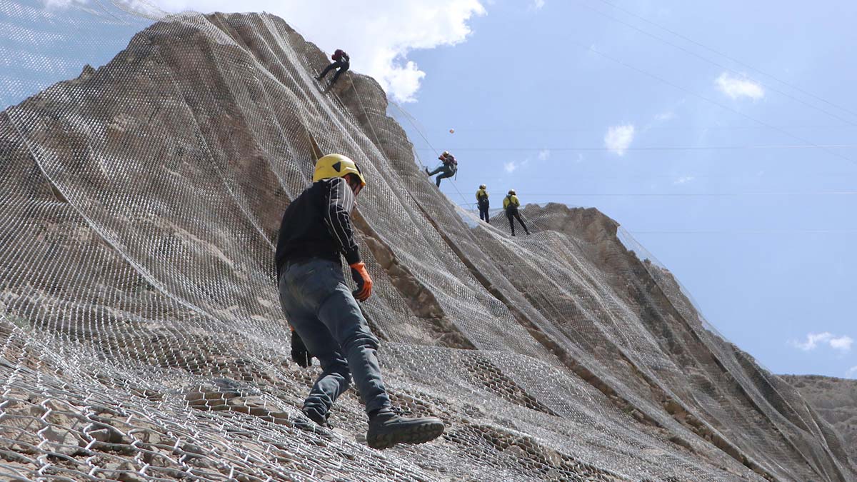 Kaya düşen dağlar çelikle örülüyor