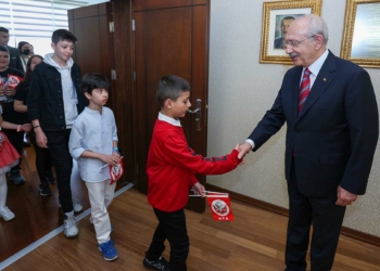 Kılıçdaroğlu genel merkezde çocuklarla buluştu