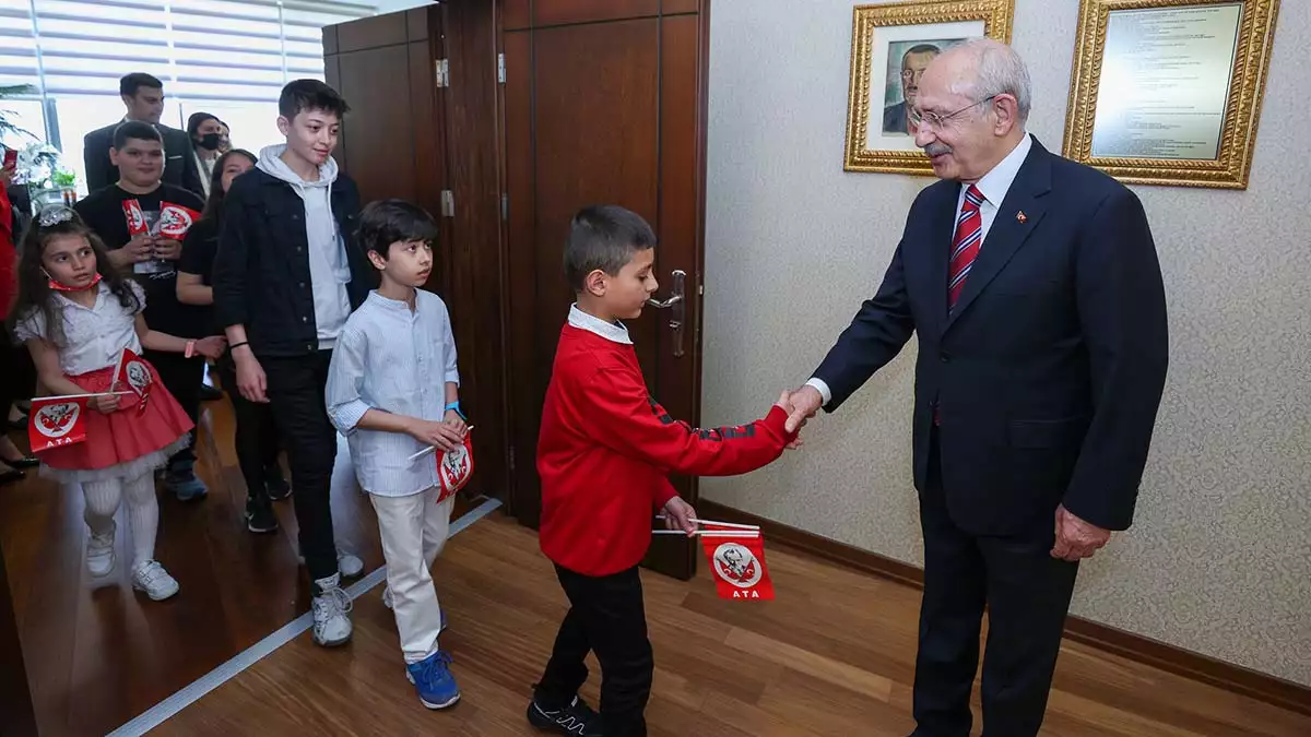 Kılıçdaroğlu genel merkezde çocuklarla buluştu