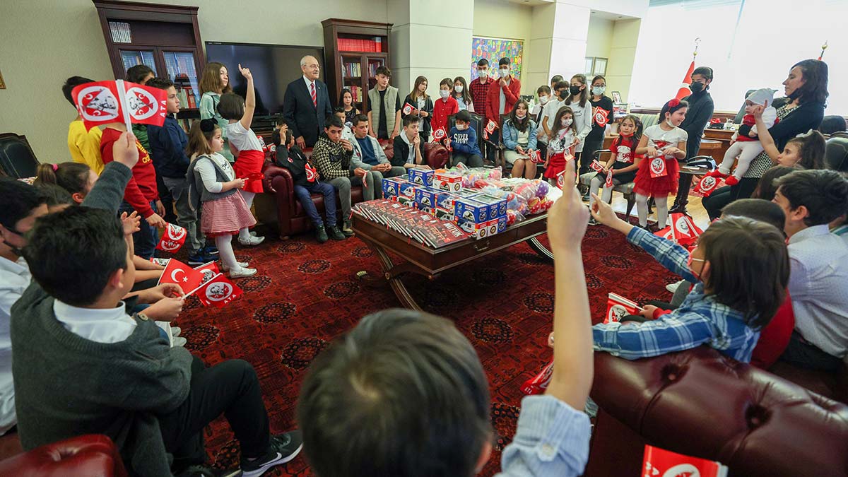 Kılıçdaroğlu genel merkezde çocuklarla buluştu