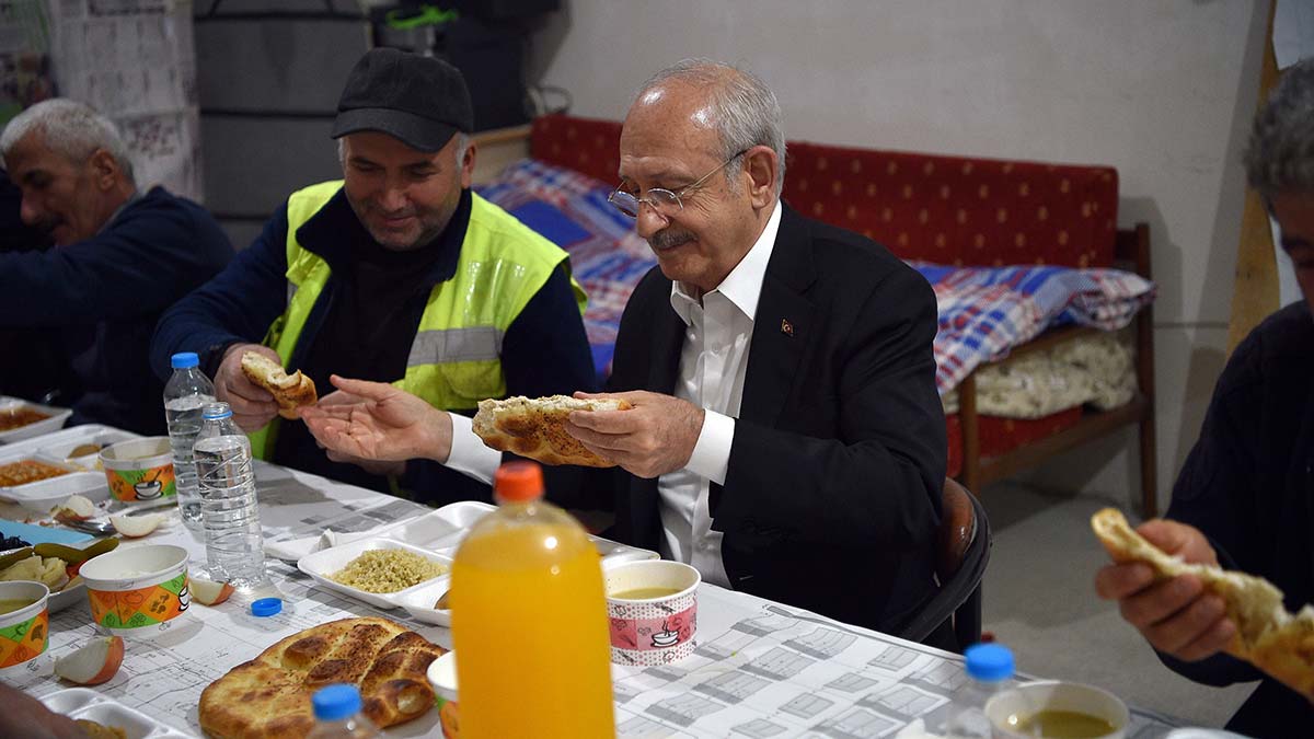 Kılıçdaroğlu, inşaat işçileriyle iftar yaptı
