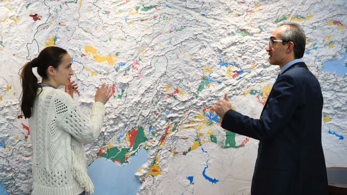 Köprüleri tıkayan kütüklere karşı 'sel tırmığı' 