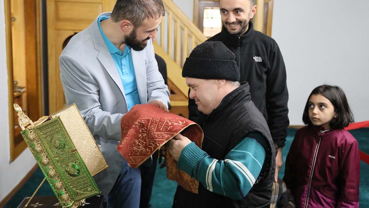 Kutsal emanetler, engellilerle buluşturuldu