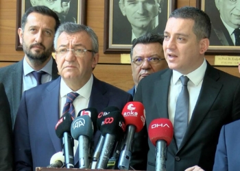 Mahkemeye siyaset girerse adalet kalmaz