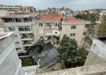 Manisa'da kum fırtınası; çatıdaki kiremitler uçtu