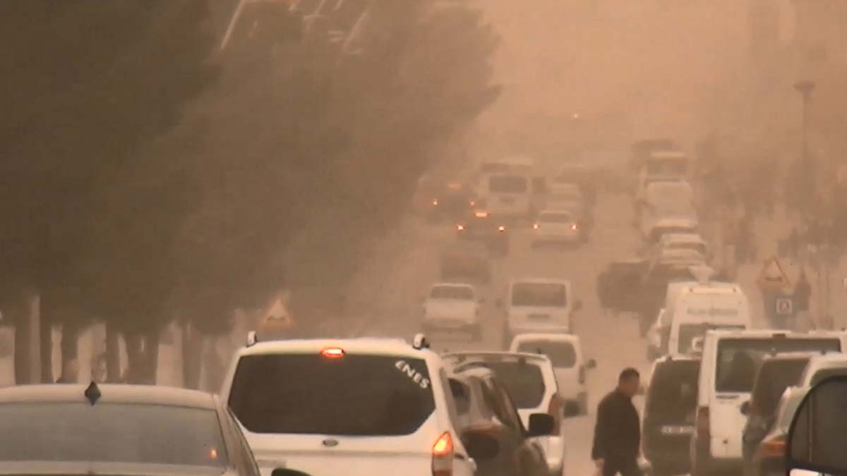 Midyat'ta toz taşınımı; görüş mesafesi düştü
