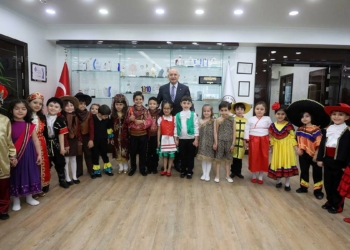 Minikler 11 ülkenin kıyafetlerini giydi
