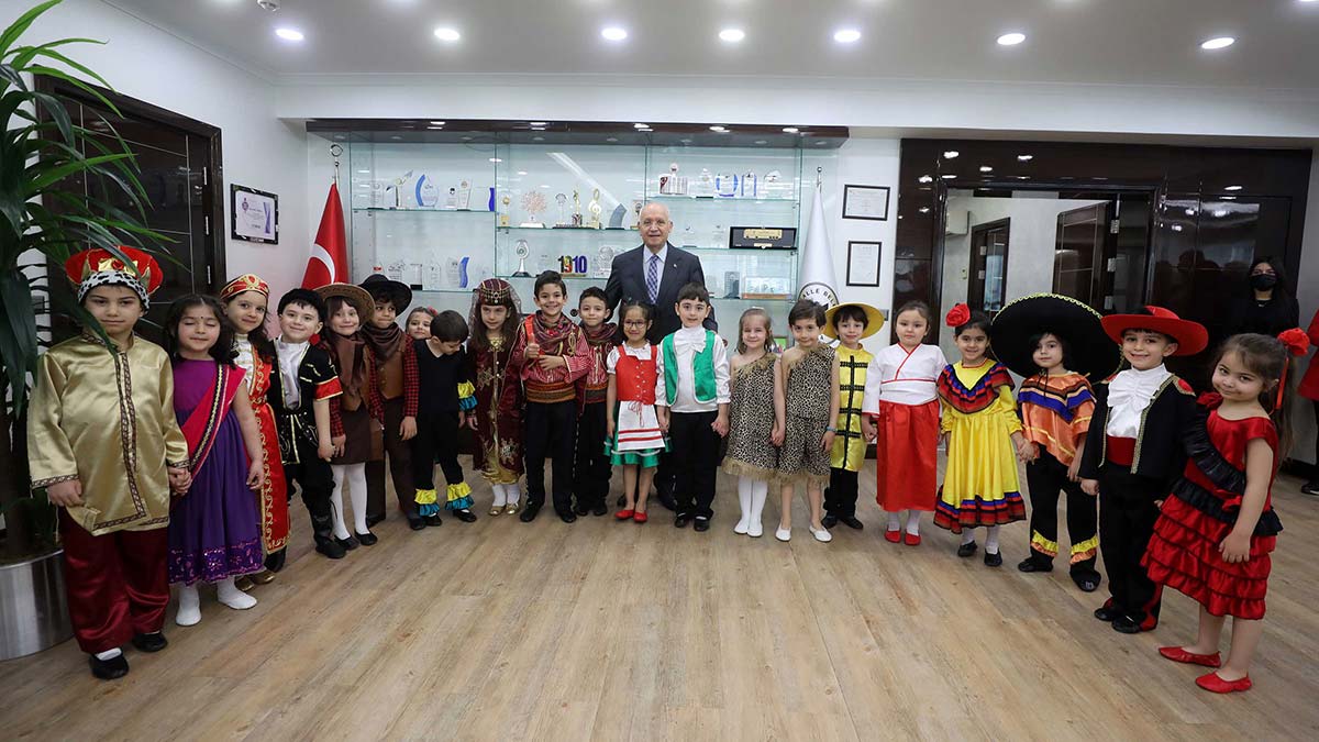 Minikler 11 ülkenin kıyafetlerini giydi