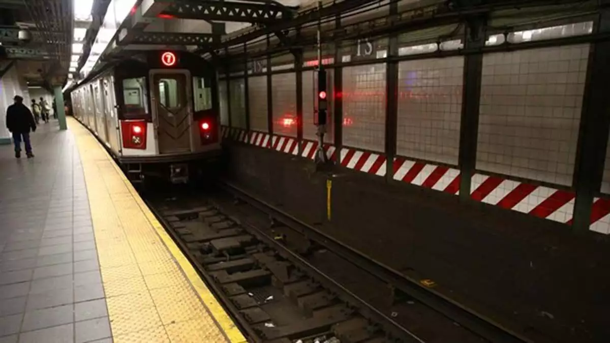 New york metrosunda silahlı saldırı