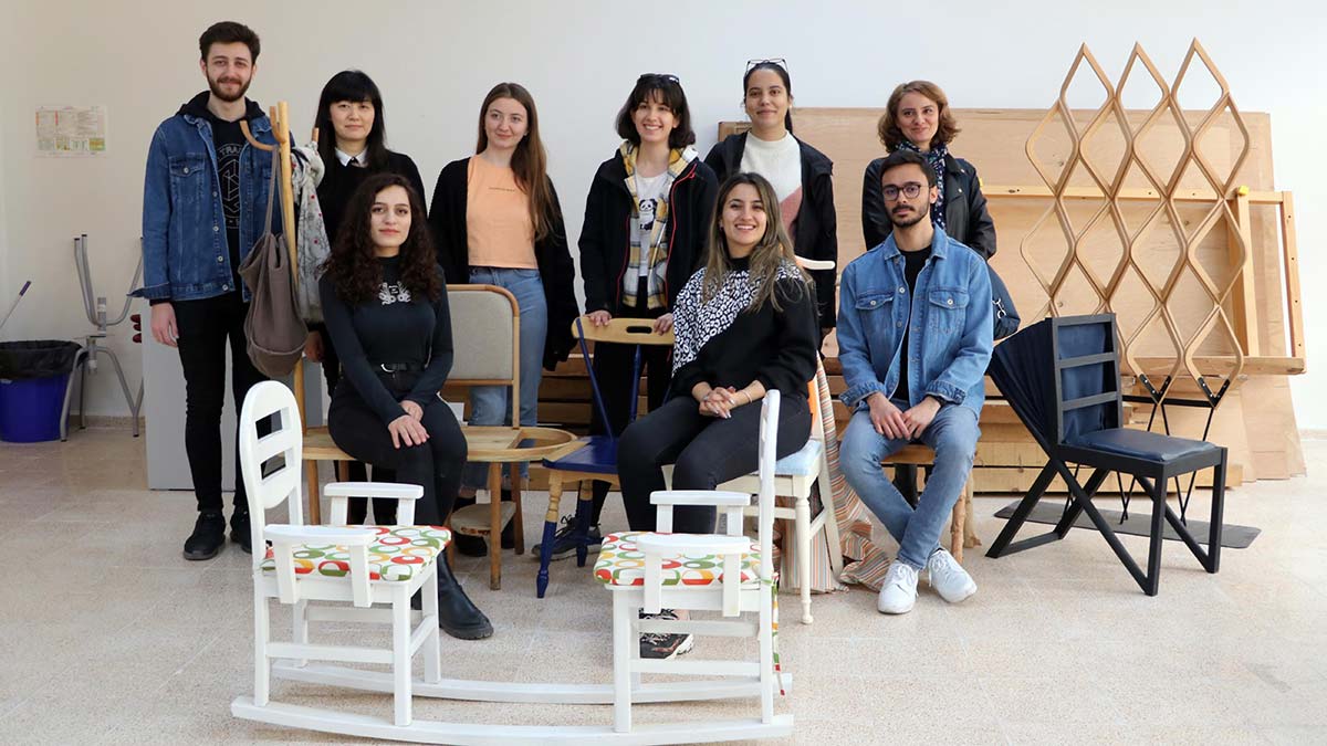 Öğrenciler, atıklardan mobilya tasarlıyor