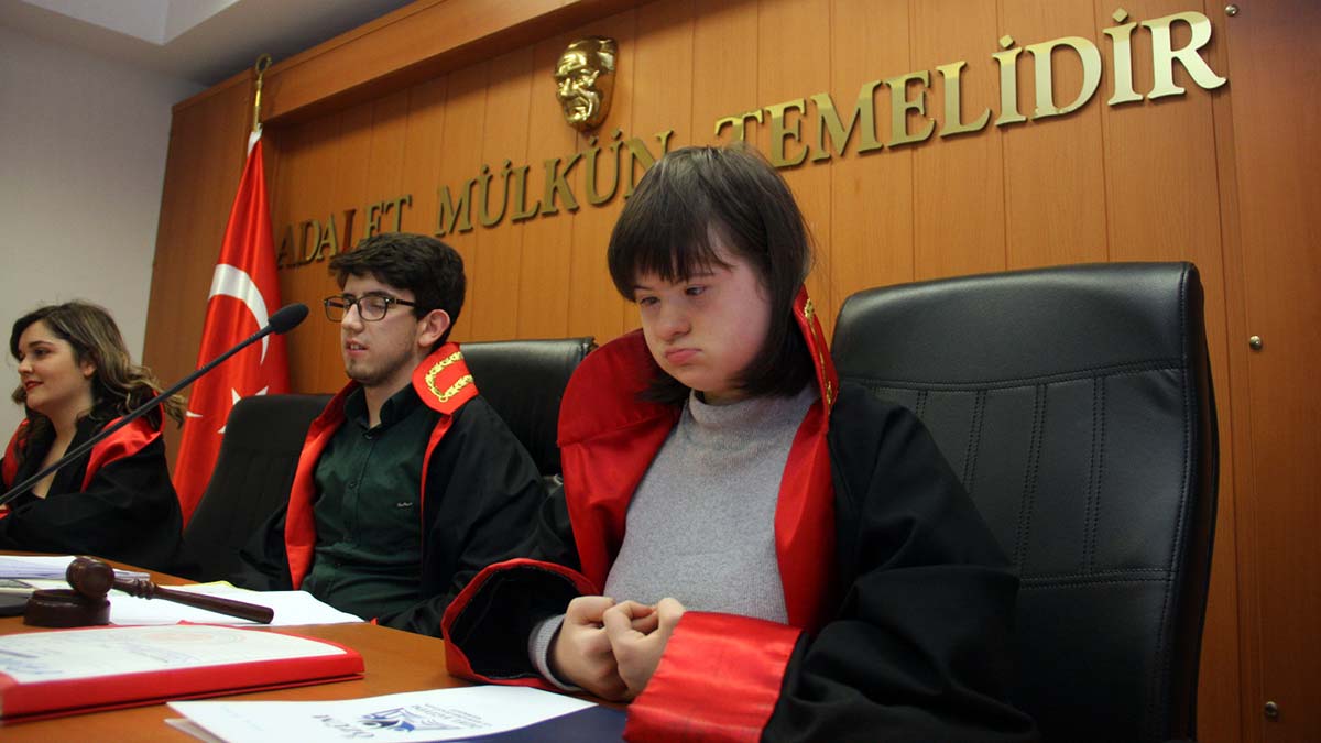 Otizmli çocuklar hakim ve savcı oldu