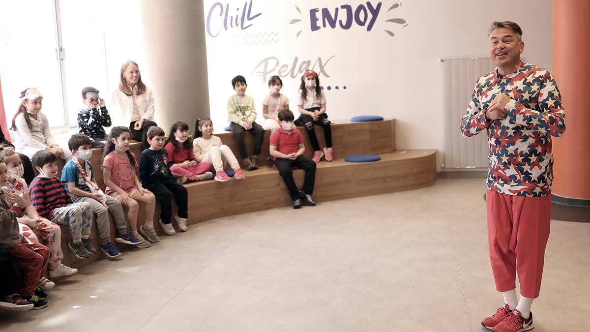 Oyuncu Özgür Özgülgün çocuklarla buluştu 