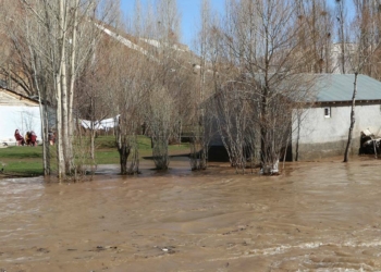 Peri çayı taştı; ev ve ahırları su bastı