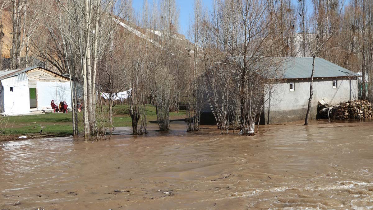 Peri çayı taştı; ev ve ahırları su bastı