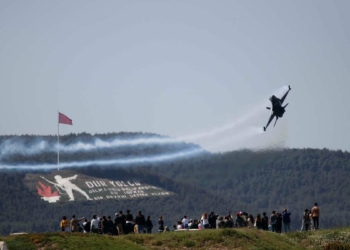 SOLOTÜRK Çanakkale'de çocuklar için uçtu