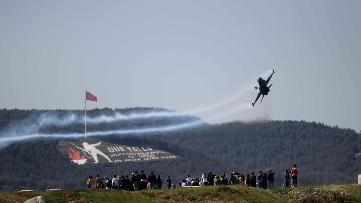 SOLOTÜRK Çanakkale'de çocuklar için uçtu