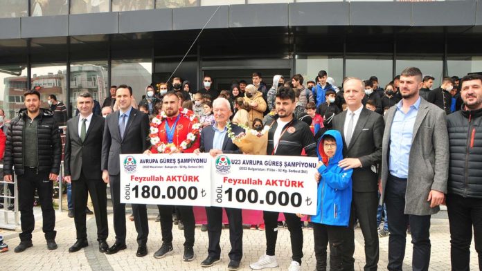 Şampiyon Feyzullah Aktürk, törenle karşılandı