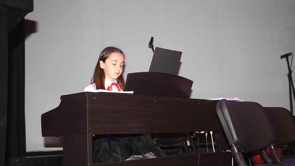 Kartallı vatandaşların ve öğrencilerin ailelerinin yoğun ilgi gösterdiği etkinlikte önce Sanat Akademisi Resim Bölümü’nün mezuniyet sergisi açıldı.