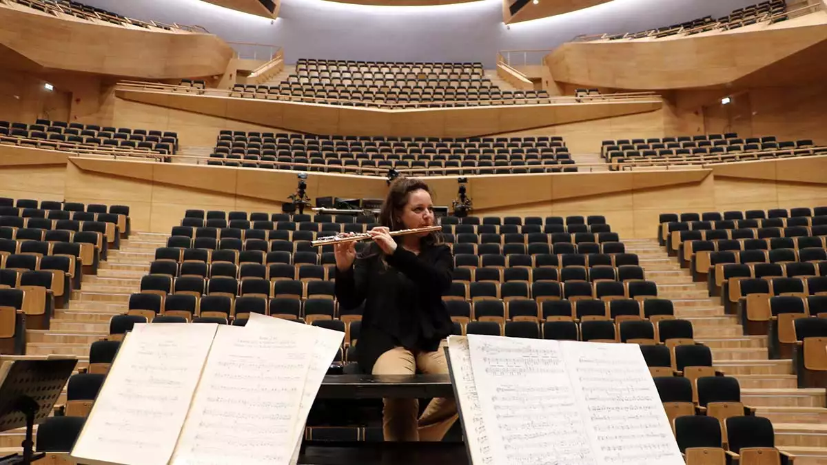Senfoni orkestrasın'nın ilk kadın müdürü