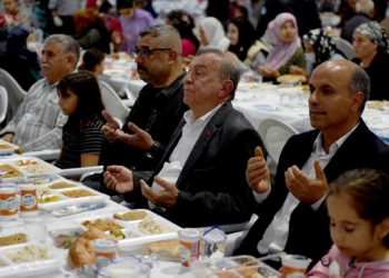 Seyhan Belediye Başkanı Akay’a yumurtalı saldırı