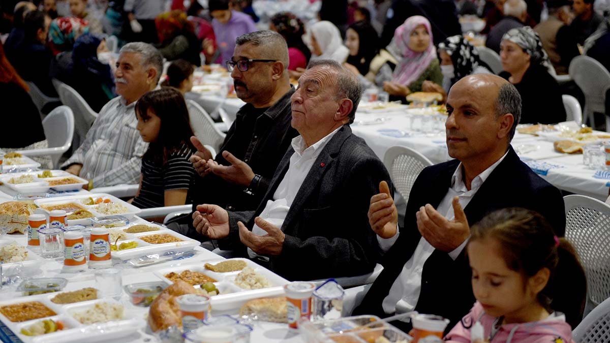 Seyhan Belediye Başkanı Akay’a yumurtalı saldırı