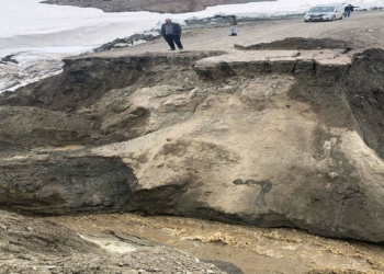 Sivas'ta heyelan; köy yolu ulaşıma kapandı